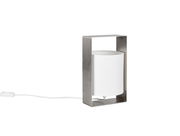 Moderne Tischleuchte mit rechteckigem Metallrahmen und weißem Lampenschirm, seitliche Perspektive