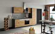Moderne Küchenzeile in Holzoptik mit Elektrogeräten, seitliche Perspektive