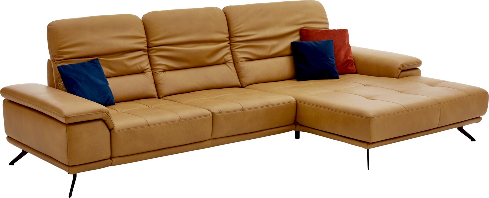 Camelbraunes Ecksofa mit rechter Ottomane/Longchair, gepolsterter Sitzfläche und schwarzen Metallfüßen, mit blauen und roten Kissen; Ansicht schräg von vorn