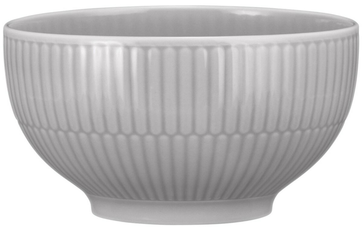 Weiße, geriffelte Café au lait Schale aus Porzellan, seitliche Perspektive