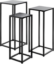 Dreiteiliges Set schwarzer, quadratischer Metall-Beistelltische in drei Höhen, freistehend auf weißem Hintergrund, gezeigt in leicht schräger Vorderansicht.
