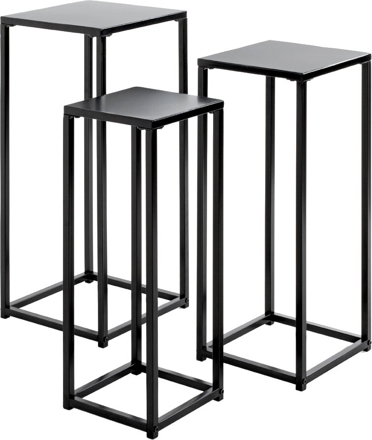 Dreiteiliges Set schwarzer, quadratischer Metall-Beistelltische in drei Höhen, freistehend auf weißem Hintergrund, gezeigt in leicht schräger Vorderansicht.