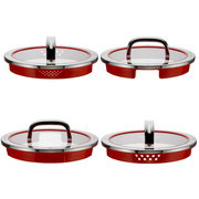 Vier rote Topfdeckel mit Edelstahlgriffen und Glasfenstern, aus verschiedenen Perspektiven gezeigt.