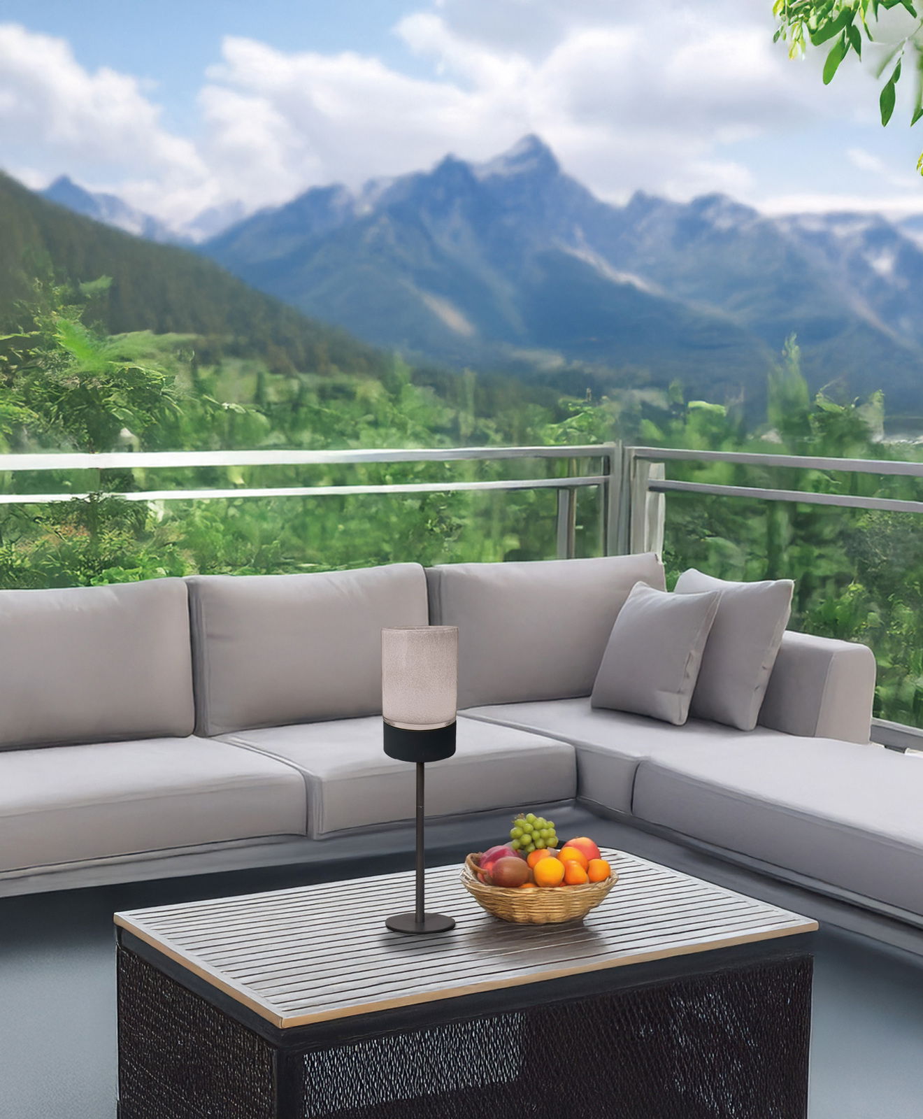 Akku-Windlicht auf einem Tisch in einem modernen Außenbereich mit Bergblick, seitliche Perspektive.