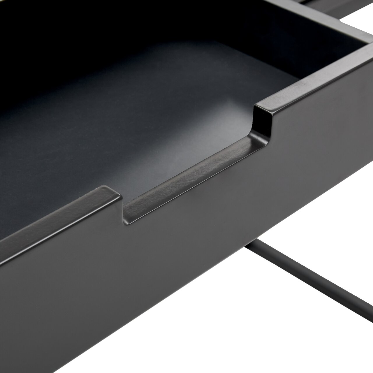 Nahaufnahme einer schwarzen Schublade einer Konsole, die von oben betrachtet wird.