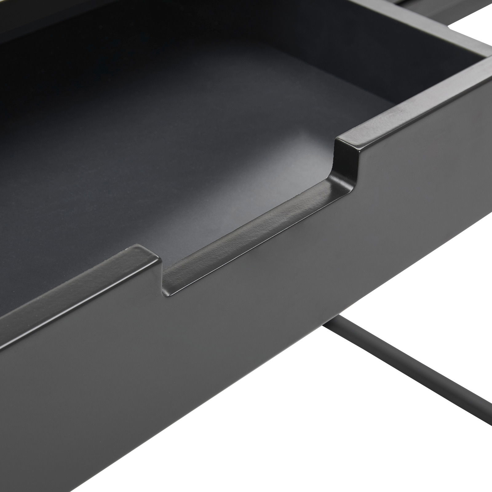 Nahaufnahme einer schwarzen Schublade einer Konsole, die von oben betrachtet wird.
