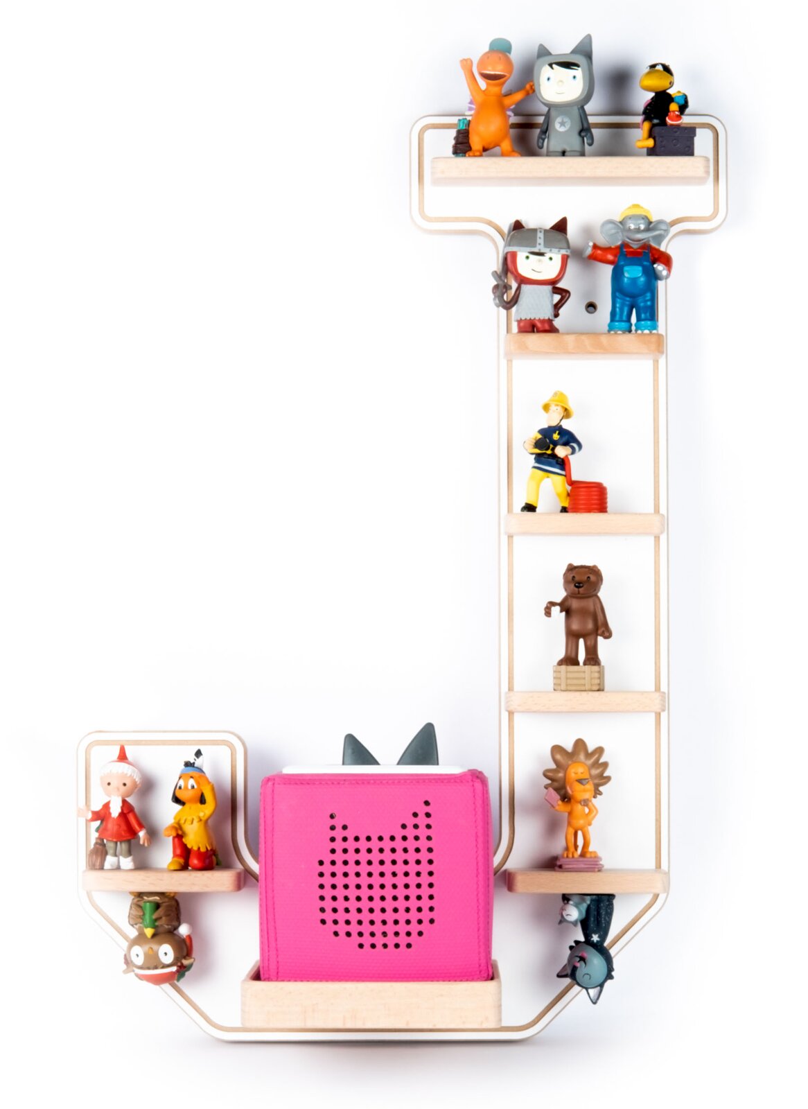Frontalansicht eines wandmontierten Holzregals in Buchstabenform „J“ mit kleinen Spielfiguren und einer pinken Kinder-Audio-/Lautsprecherbox in der Mitte vor weißem Hintergrund.
