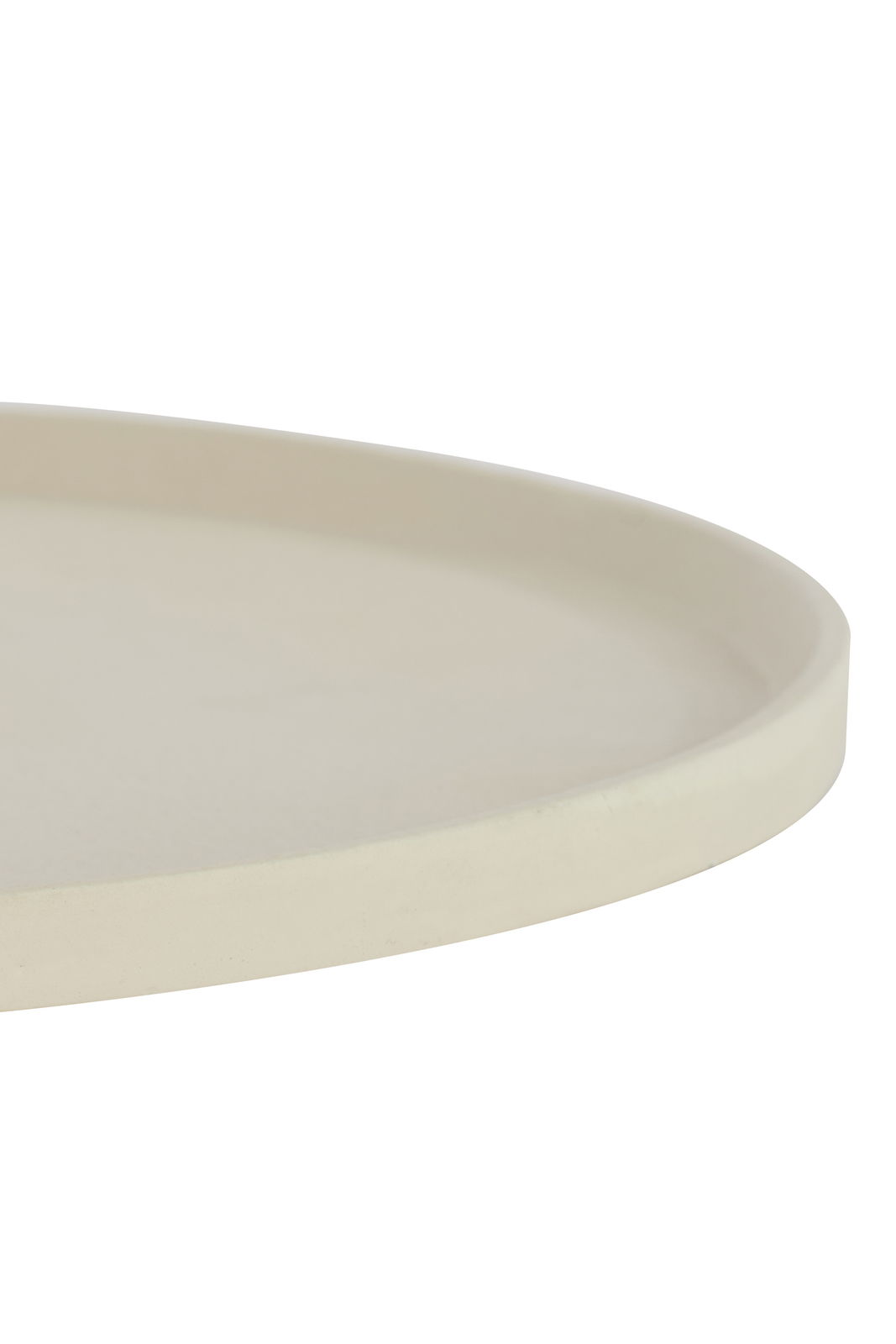 Nahaufnahme einer cremefarbenen Schale mit einem Durchmesser von 40 cm und einer Höhe von 1,5 cm, seitliche Perspektive.