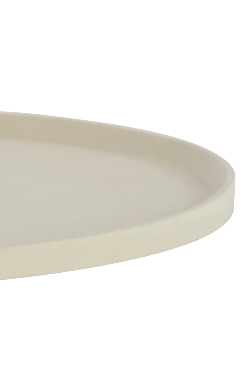 Nahaufnahme einer cremefarbenen Schale mit einem Durchmesser von 40 cm und einer Höhe von 1,5 cm, seitliche Perspektive.