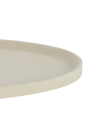 Nahaufnahme einer cremefarbenen Schale mit einem Durchmesser von 40 cm und einer Höhe von 1,5 cm, seitliche Perspektive.