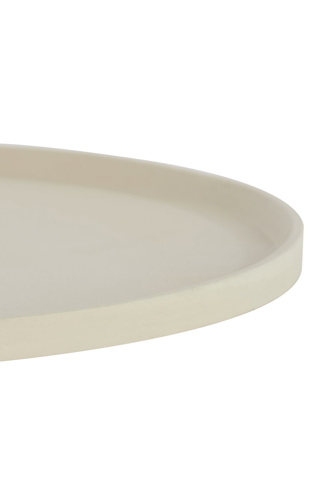 Nahaufnahme einer cremefarbenen Schale mit einem Durchmesser von 40 cm und einer Höhe von 1,5 cm, seitliche Perspektive.
