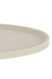 Nahaufnahme einer cremefarbenen Schale mit einem Durchmesser von 40 cm und einer Höhe von 1,5 cm, seitliche Perspektive.