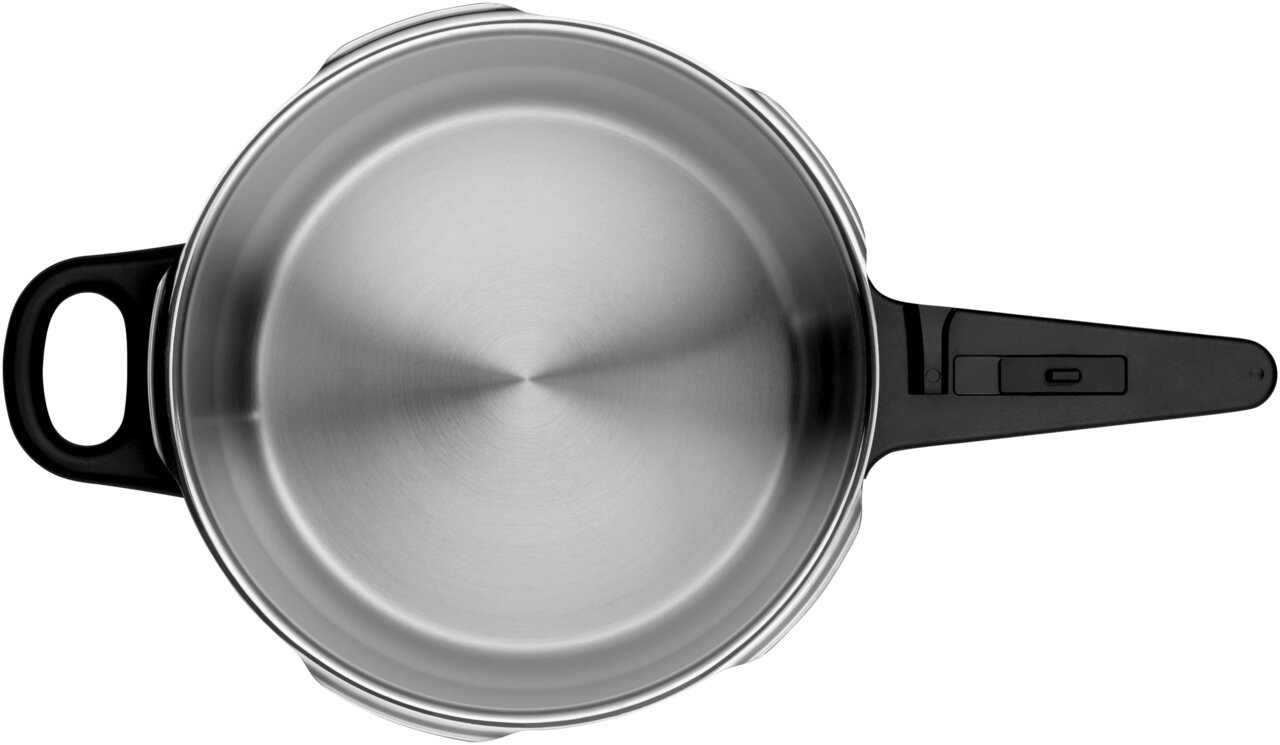 Bovenaanzicht van een roestvrijstalen snelkookpan met een zwart handvat.