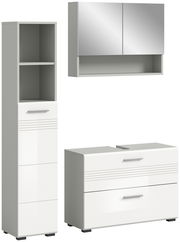 Moderne Badkombination bestehend aus einem hohen Schrank mit offenen Fächern und Schubladen, einem Spiegelschrank und einem Waschtischunterschrank, in weißem Hochglanzdesign, frontal und seitlich betrachtet.