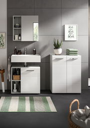 Moderne Badkombination mit weißem Waschbeckenunterschrank, Spiegel und Stauraum, aus frontaler Perspektive fotografiert.