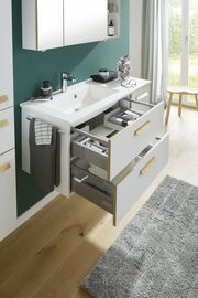 Moderne Badkombination mit Waschbecken und offenen Schubladen, seitliche Perspektive