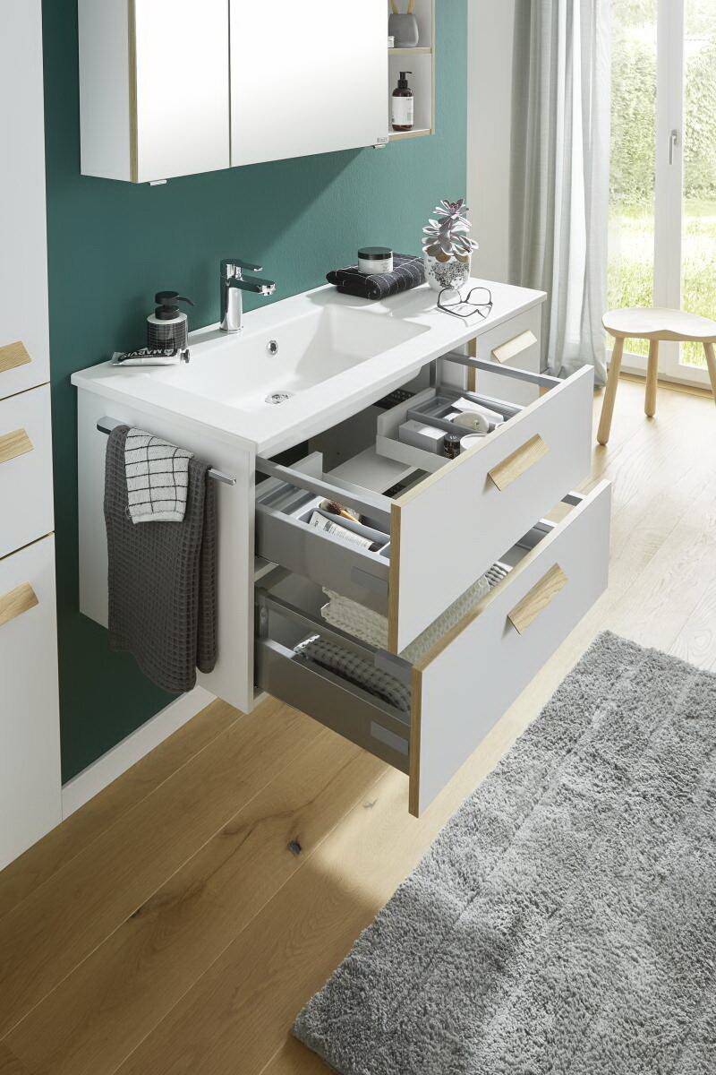 Moderne Badkombination mit Waschbecken und offenen Schubladen, seitliche Perspektive