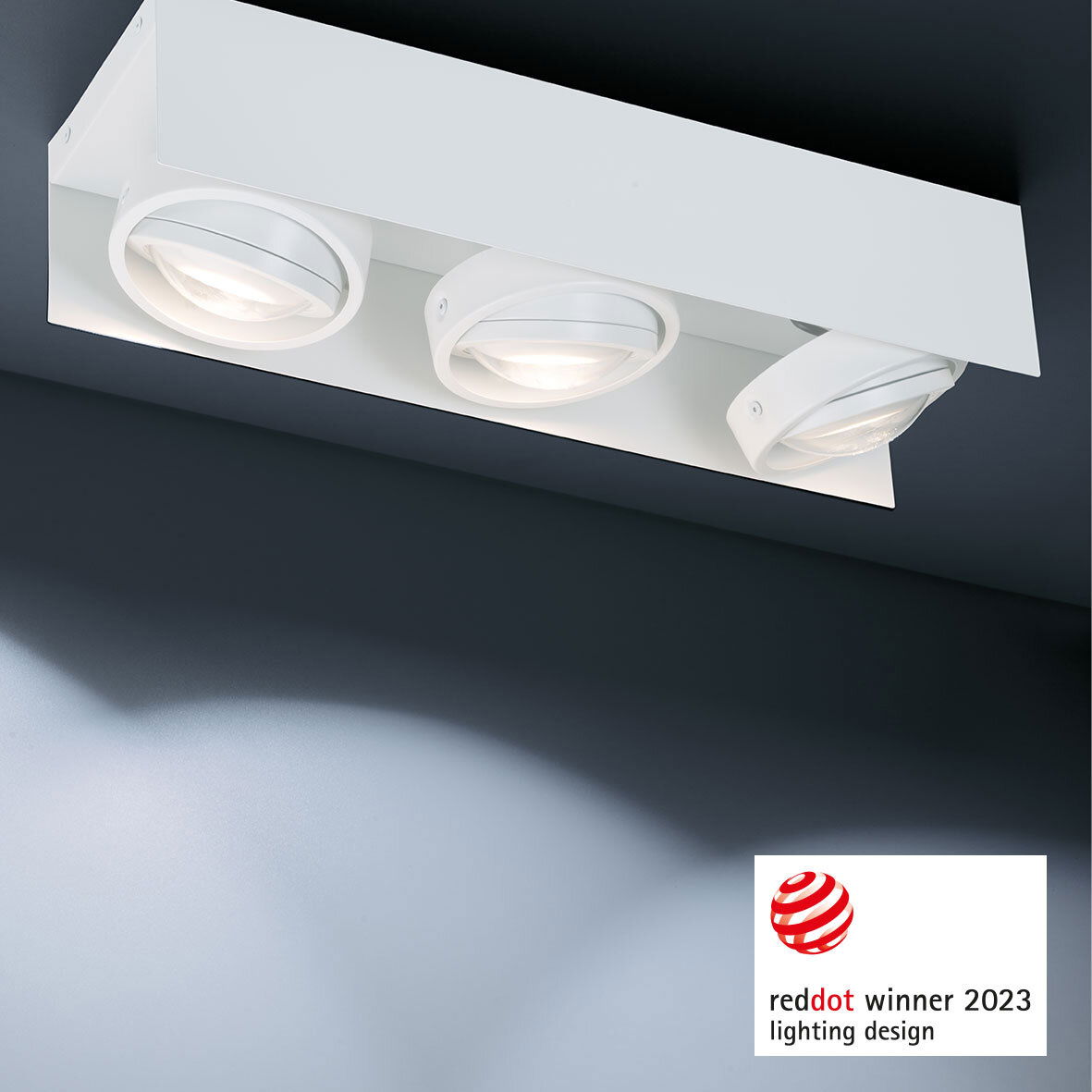 Megatron LED-plafondlamp CARDANO LED Aufbauleuchte mit drei runden Strahlern, von unten betrachtet, ausgezeichnet mit dem Red Dot Award 2023 für Lichtdesign.