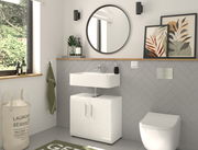 Moderner weißer Waschbeckenunterschrank in einem stilvollen Badezimmer, frontal betrachtet.