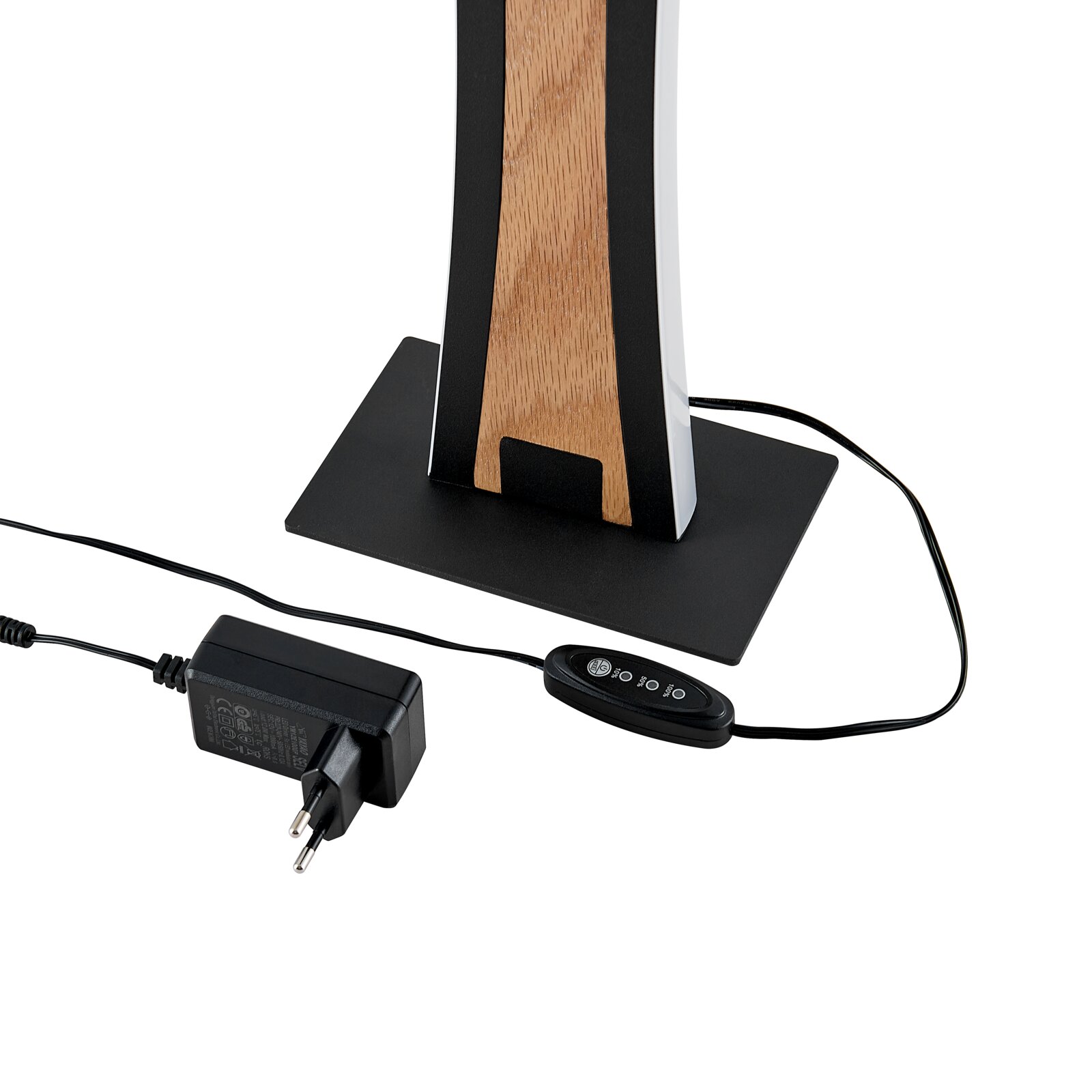 Nahaufnahme der Basis einer modernen Tischlampe mit schwarzem Metallfuß und Holzdetail, inklusive Netzkabel, Netzteil und Inline-Schalter (schräge Seitenansicht von unten)