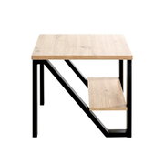 Moderner Beistelltisch aus hellem Holz mit schwarzem Metallgestell und seitlicher Ablage, Ansicht von der Seite auf weißem Hintergrund