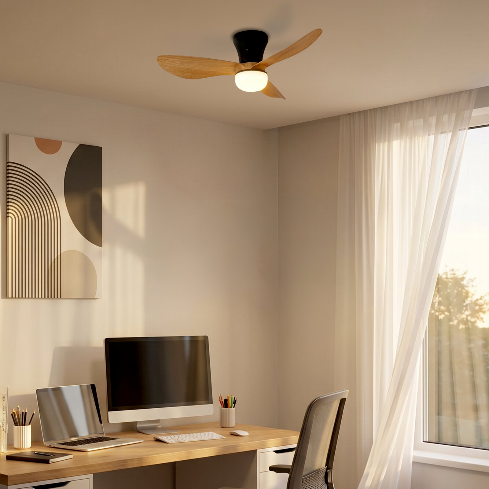 Plafondventilator met drie houtkleurige bladen, zwarte behuizing en geïntegreerde verlichting in een modern thuiskantoor, vanuit schuin onderaanzicht.