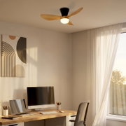 Plafondventilator met drie houtkleurige bladen, zwarte behuizing en geïntegreerde verlichting in een modern thuiskantoor, vanuit schuin onderaanzicht.