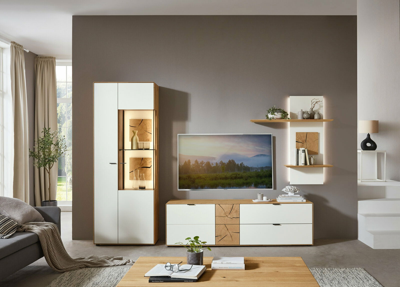 Wöstmann Markenmöbel Wandkombination WM 2410 Moderne Wandkombination von Wöstmann Markenmöbel, bestehend aus einem hohen Schrank mit Glaselementen, einem TV-Board und zwei Wandregalen, in einer stilvollen Wohnzimmerumgebung. Frontalansicht.