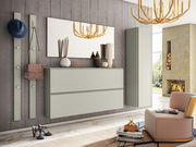 Moderner XL-Hängeschuhschrank in einem stilvollen Wohnzimmer, seitliche Perspektive