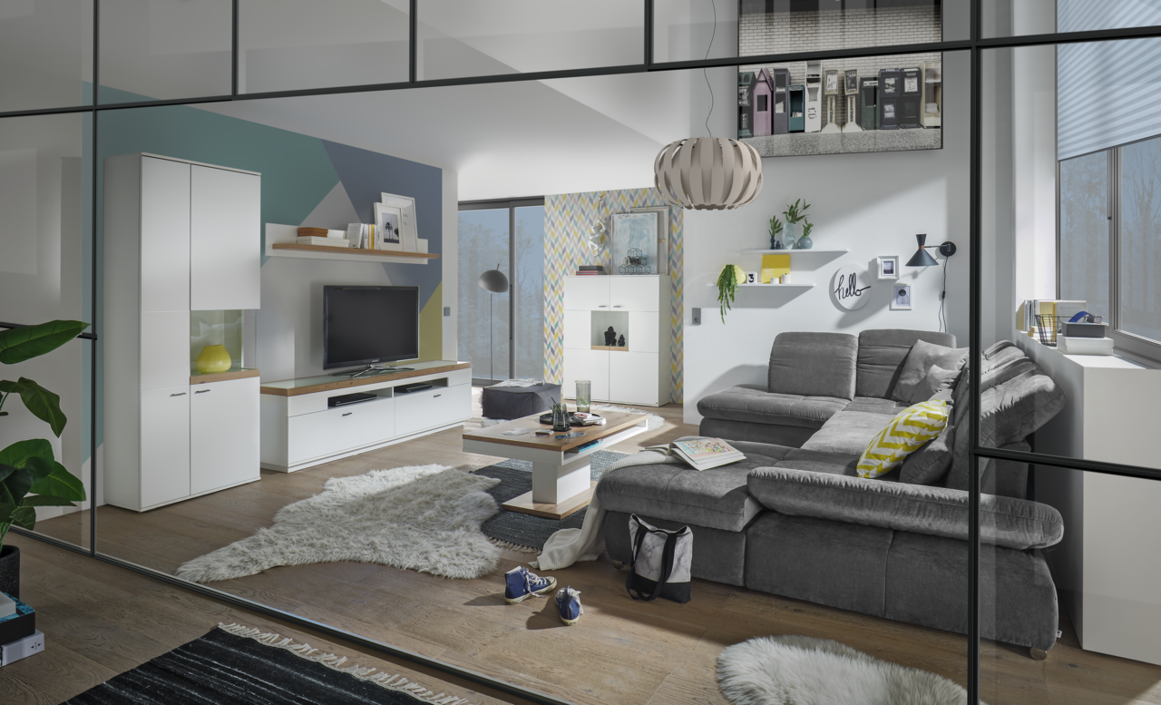 Modernes Wohnzimmer mit grauem Sofa, Couchtisch und TV-Lowboard in einer stilvollen Einrichtung. Perspektive: Frontalansicht.