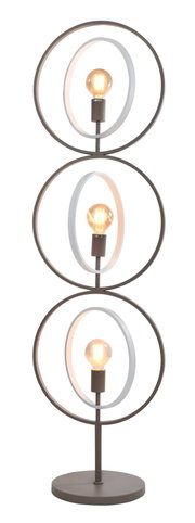 Frontaanzicht van een moderne metalen vloerlamp met drie gestapelde ronde frames, decoratieve binnenringen en warm gloeiende filamentlampen op een ronde voet.