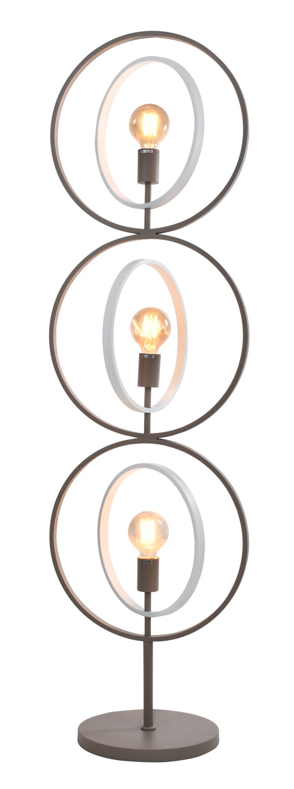 Frontaanzicht van een moderne metalen vloerlamp met drie gestapelde ronde frames, decoratieve binnenringen en warm gloeiende filamentlampen op een ronde voet.