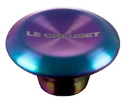 Irisierender Deckelknopf von oben betrachtet, mit schimmernden Farben und Le Creuset Logo.