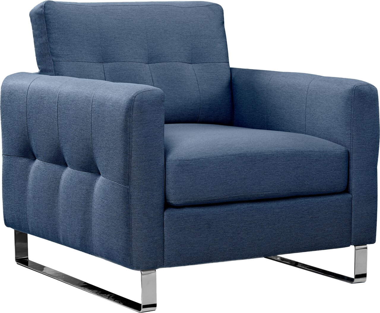 MID.YOU Sessel HERA Blauer, gepolsterter Stoff-Sessel mit breiten Armlehnen, Steppnähten und verchromten Kufenfüßen, freigestellt auf weißem Hintergrund, in schräger Vorderansicht von links.