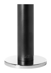 Schwarzer Leuchter mit zylindrischem Design und glänzendem Sockel, seitliche Perspektive