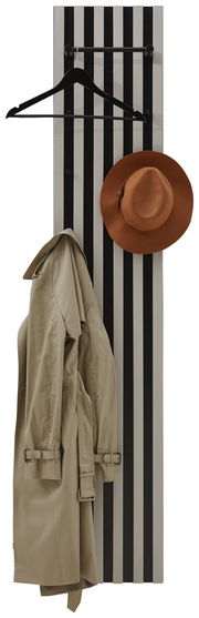 Garderobenpaneel mit schwarz-weißen Streifen, frontal abgebildet, mit einem beigen Mantel und einem braunen Hut.