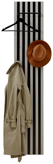 Garderobenpaneel mit schwarz-weißen Streifen, frontal abgebildet, mit einem beigen Mantel und einem braunen Hut.