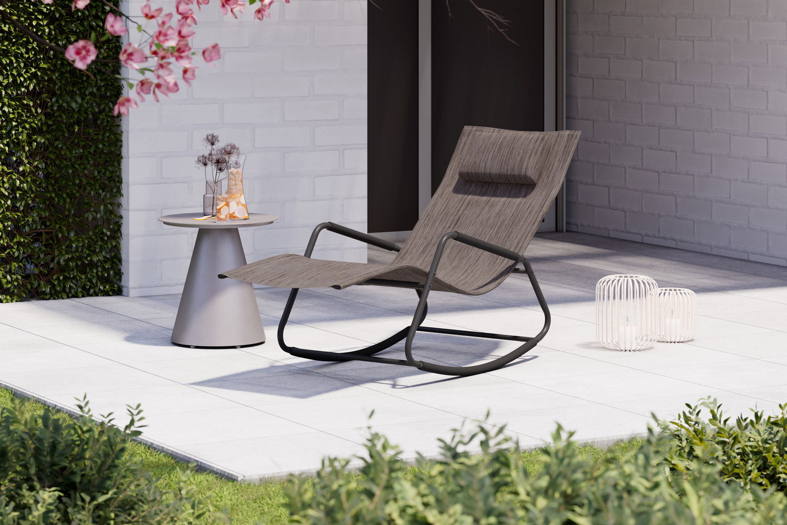 Ambia Garden Schaukelliege KAI Moderne Schaukelliege aus Holz und Metall auf einer Terrasse, seitliche Perspektive, umgeben von Pflanzen und einem Beistelltisch.