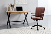 Moderner Schreibtisch mit Holzplatte und schwarzem Metallgestell, seitliche Perspektive, dekoriert mit Vase und Laptop, daneben ein gepolsterter Bürostuhl auf Teppich.