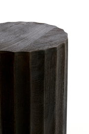 Nahaufnahme eines dunklen, facettierten Holzblocks mit unregelmäßiger Oberkante, freigestellt auf weißem Hintergrund, aus schräger Seitenansicht von oben