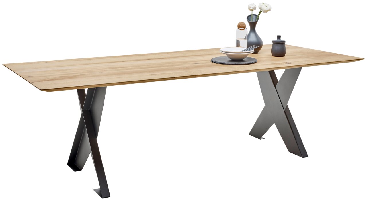 Moderner Esstisch mit Holzplatte und gekreuzten Metallbeinen, seitliche Perspektive