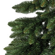 Nahaufnahme von künstlichen Tannenzweigen eines Weihnachtsbaums, seitliche Perspektive.