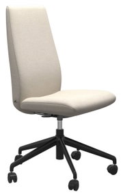 Beiger Home Office Stuhl mit schwarzem Drehgestell, seitliche Perspektive