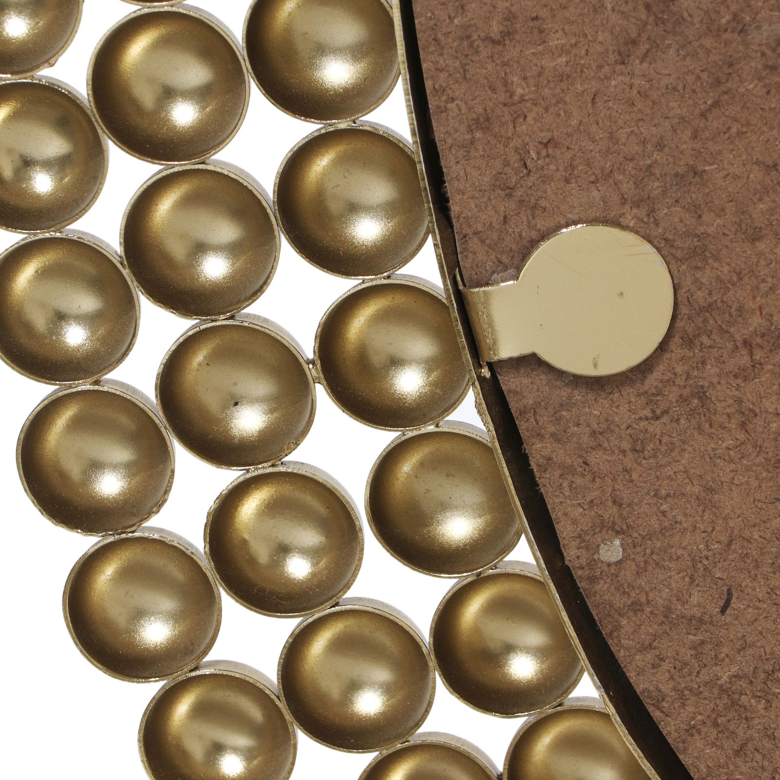 Nahaufnahme eines runden Spiegels mit goldenen, kuppelförmigen Verzierungen am Rand, von der Seite betrachtet.