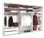 Offener Schwebetürenschrank mit mehreren Fächern, Kleiderstangen und Schubladen, gefüllt mit Kleidung und Accessoires, aus frontaler Perspektive.