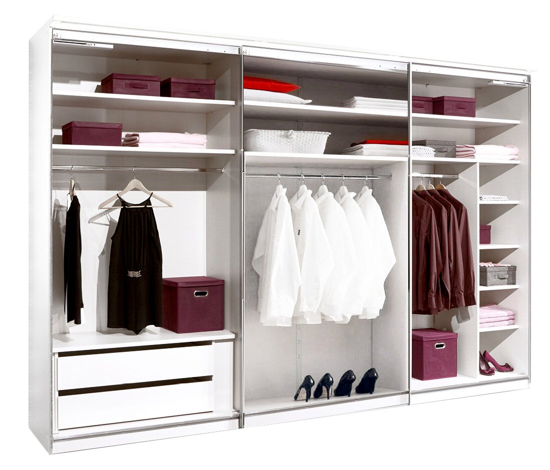 Offener Schwebetürenschrank mit mehreren Fächern, Kleiderstangen und Schubladen, gefüllt mit Kleidung und Accessoires, aus frontaler Perspektive.