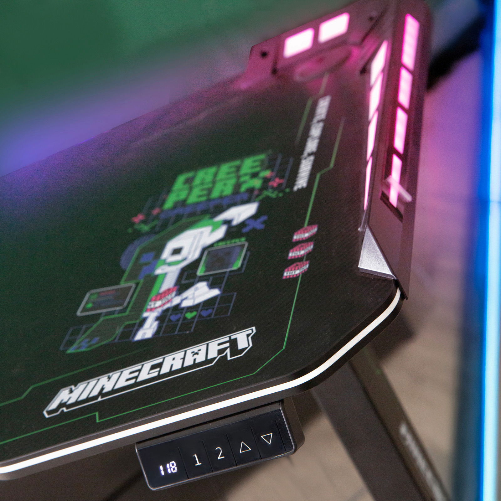 Gaming-Tisch mit Minecraft-Design und LED-Beleuchtung, seitliche Perspektive