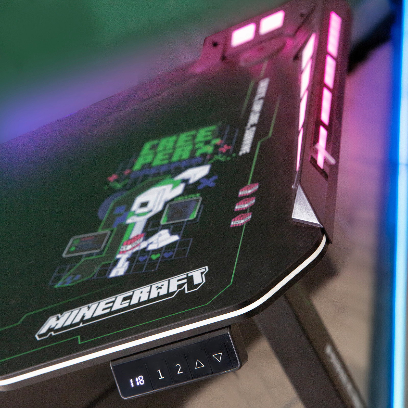Gaming-Tisch mit Minecraft-Design und LED-Beleuchtung, seitliche Perspektive