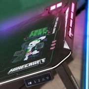 Gaming-Tisch mit Minecraft-Design und LED-Beleuchtung, seitliche Perspektive