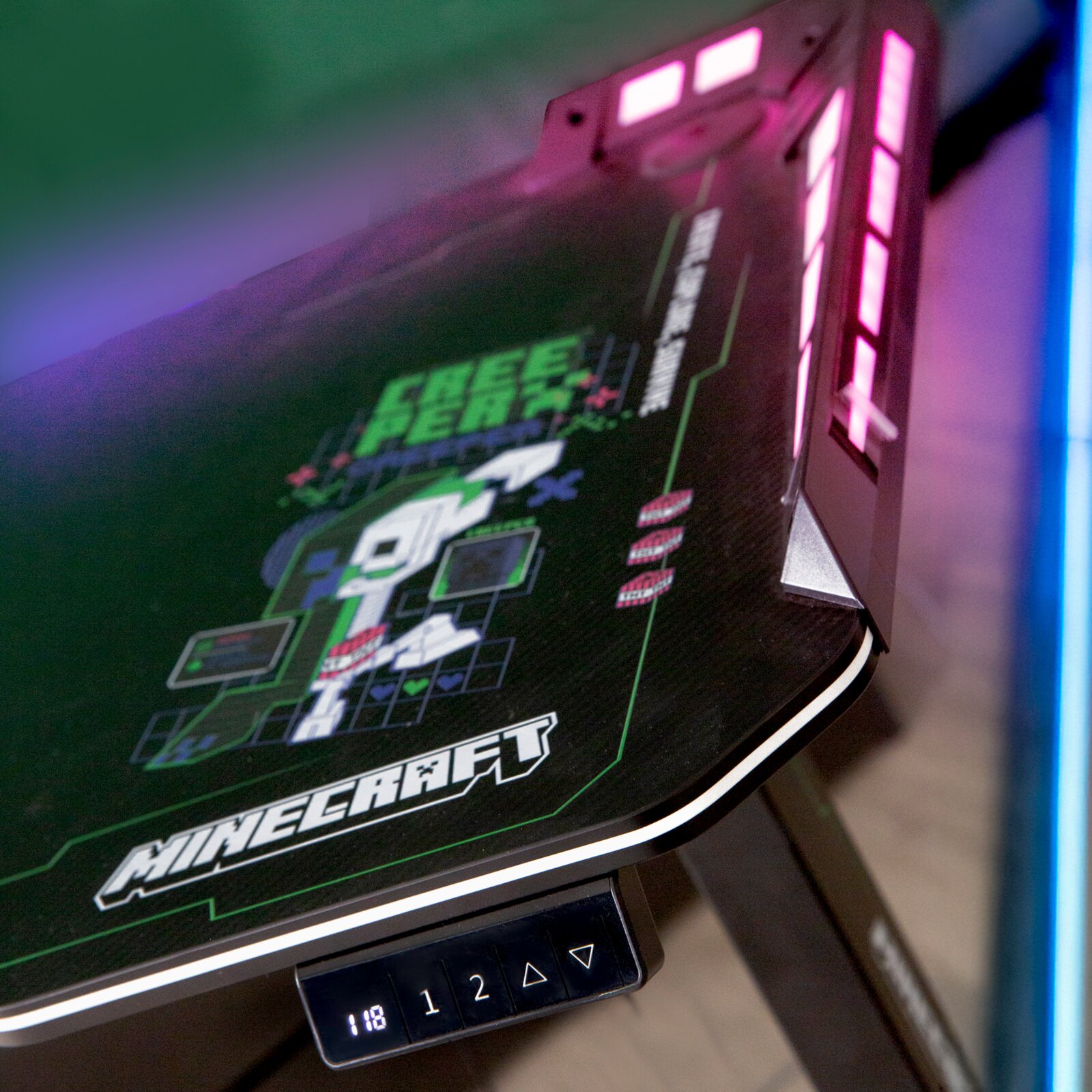 Gaming-Tisch mit Minecraft-Design und LED-Beleuchtung, seitliche Perspektive